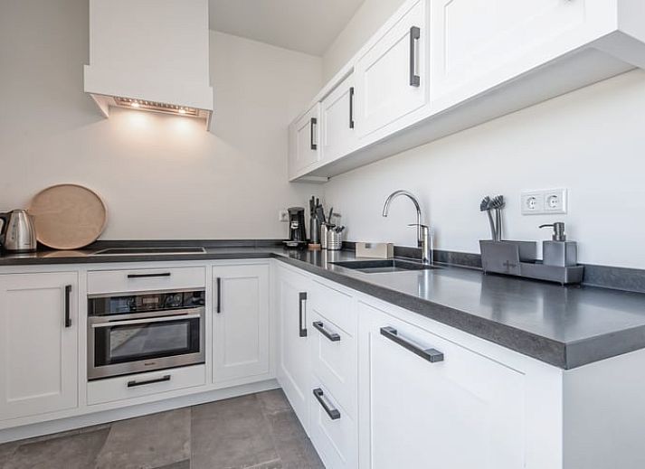 Gemuetliches Wohnzimmer im Ferienhaus in Oosterend, Texel mit Panoramablick auf die Natur.