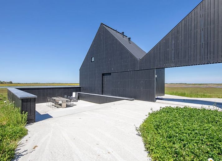 Kompakte Kueche im Ferienhaus in Oosterend, Texel mit Blick auf die Landschaft, Watteninseln.