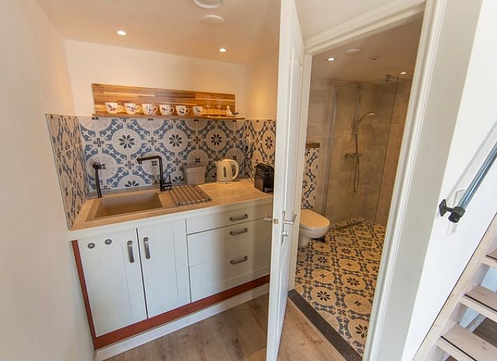 Luftaufnahme des Ferienhauses in Oosterend, Texel mit Blick auf das Meer und die umliegende Natur.