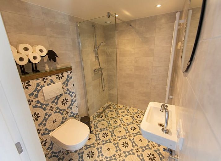 Luftaufnahme des Ferienhauses in Oosterend, Texel mit Blick auf das Meer und die umliegende Natur.