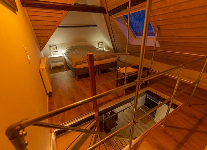 Gaestehausschild im Ferienhaus in Oosterend, Texel, umgeben von Gruen.