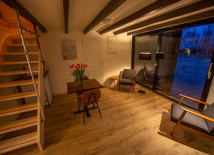 Gaestehausschild im Ferienhaus in Oosterend, Texel, umgeben von Gruen.