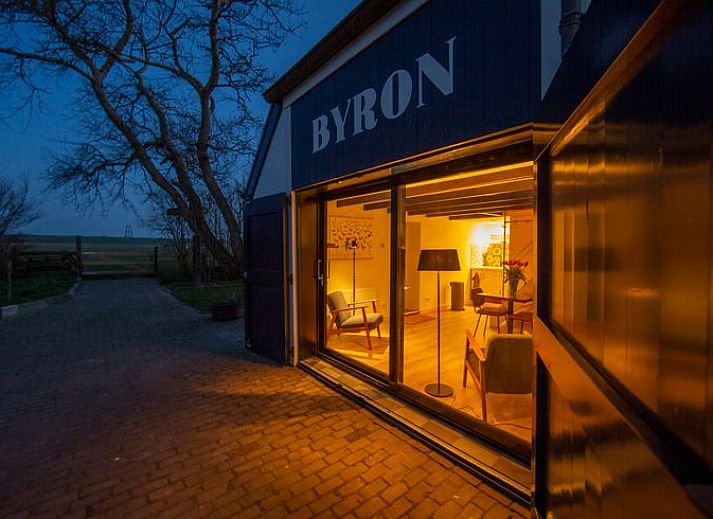 Gaestehausschild im Ferienhaus in Oosterend, Texel, umgeben von Gruen.