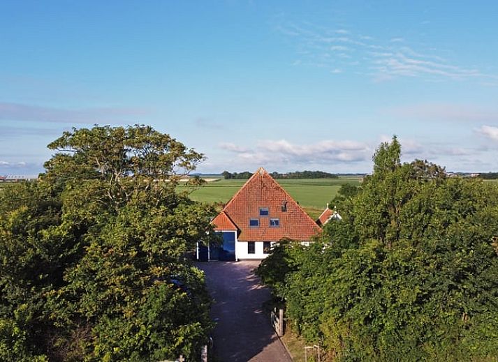 Gaestehausschild im Ferienhaus in Oosterend, Texel, umgeben von Gruen.