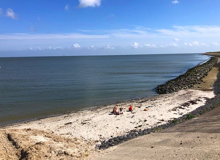 Modernes Interieur des Ferienhauses in Oosterend, Texel mit offener Kueche und Essbereich.