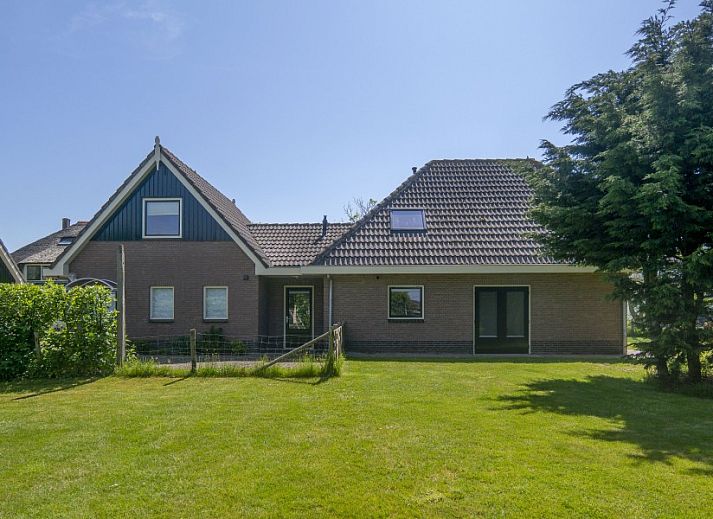 Offene Kueche und Treppe im Ferienhaus Nieuwlanderweg 69, De Koog, Texel, moderne Einrichtung, Watteninseln.