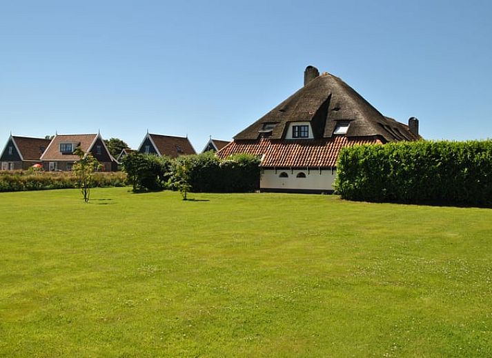 Ferienhaus in Oosterend, Texel, Ferienhaus mit Reetdach und gruener Umgebung auf den Watteninseln.