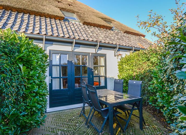 Ferienhaus in Oosterend, Texel, Ferienhaus mit Reetdach und gruener Umgebung auf den Watteninseln.