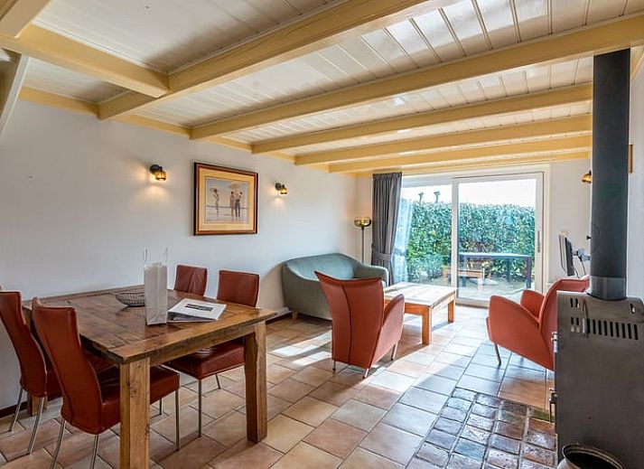 Ferienhaus in Oosterend, Texel, Ferienhaus mit Reetdach und gruener Umgebung auf den Watteninseln.