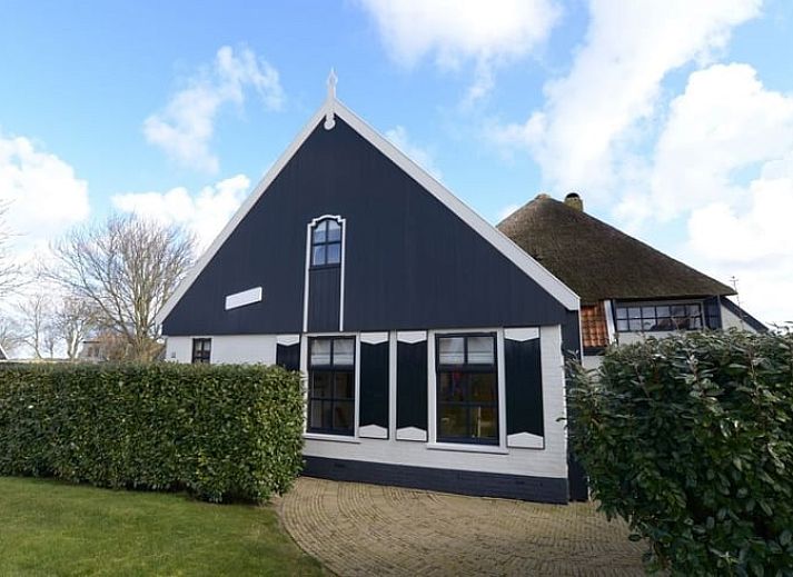 Charming Holiday Home in Oosterend on Texel with thatched roof and green surroundings.