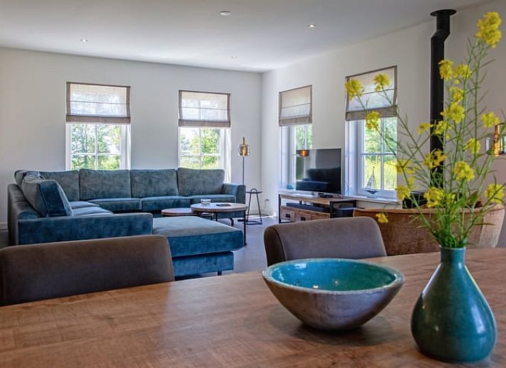 Gezellig vakantiehuis in Oosterend, Texel met een zonnig terras en groene omgeving.