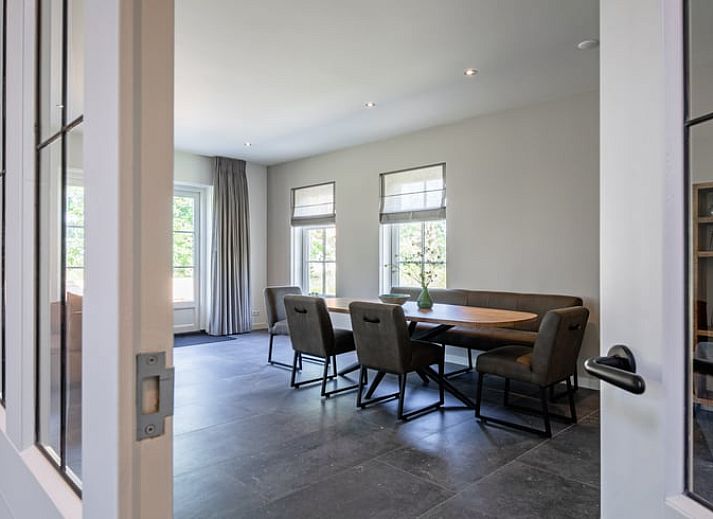 Gezellig vakantiehuis in Oosterend, Texel met een zonnig terras en groene omgeving.