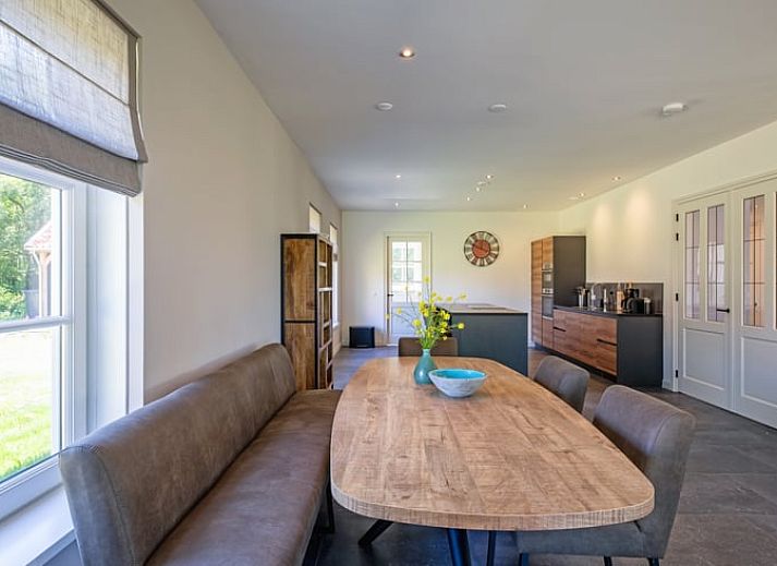 Gezellig vakantiehuis in Oosterend, Texel met een zonnig terras en groene omgeving.