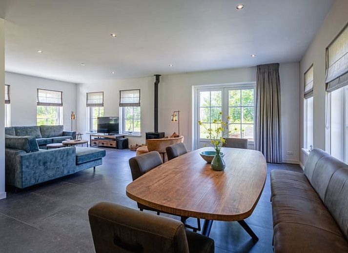 Gezellig vakantiehuis in Oosterend, Texel met een zonnig terras en groene omgeving.