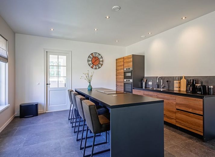 Gezellig vakantiehuis in Oosterend, Texel met een zonnig terras en groene omgeving.