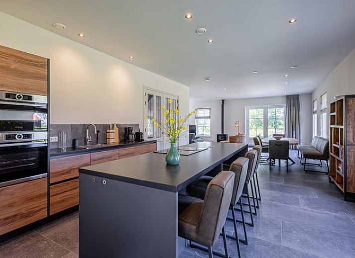 Ruime woonkamer in Vakantiehuis in Oosterend, Texel met comfortabele banken en veel licht.