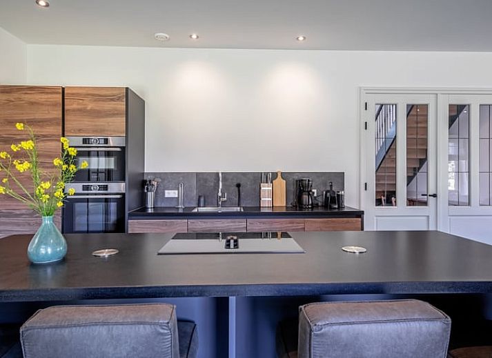 Ruime woonkamer in Vakantiehuis in Oosterend, Texel met comfortabele banken en veel licht.