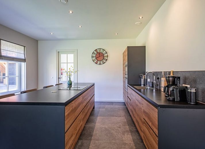 Ruime woonkamer in Vakantiehuis in Oosterend, Texel met comfortabele banken en veel licht.