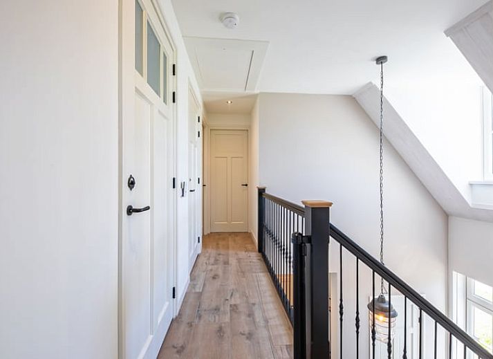 Ruime woonkamer in Vakantiehuis in Oosterend, Texel met comfortabele banken en veel licht.