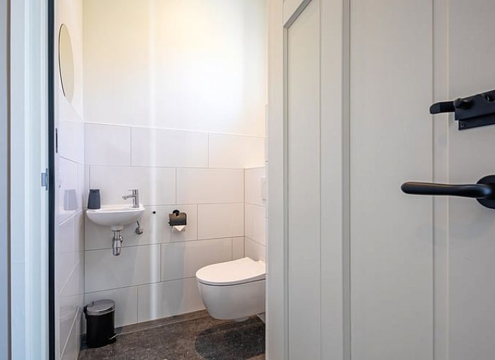 Ruime woonkamer in Vakantiehuis in Oosterend, Texel met comfortabele banken en veel licht.