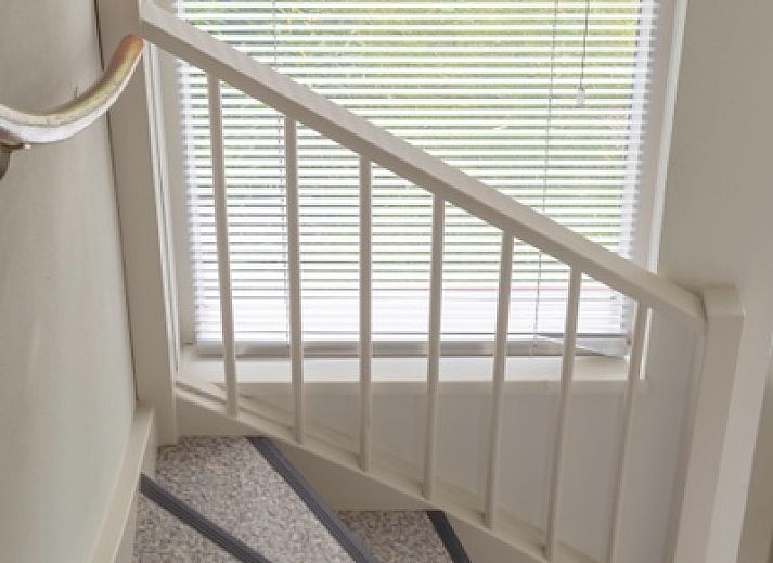 Gemuetliches Wohnzimmer im Ferienhaus Typ I - Nr. 59 Mallemok, Oosterend, Texel, mit bequemem Sofa und moderner Einrichtung.