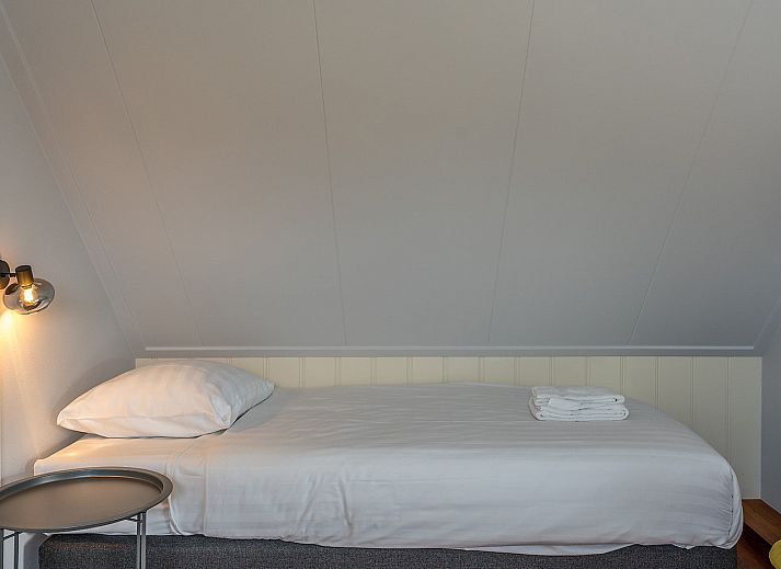 Open kitchen and dining area in Gouden Rijder vacation home, Oosterend, Texel for a cozy meal.