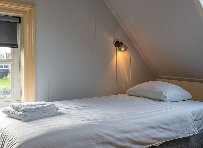 Open kitchen and dining area in Gouden Rijder vacation home, Oosterend, Texel for a cozy meal.