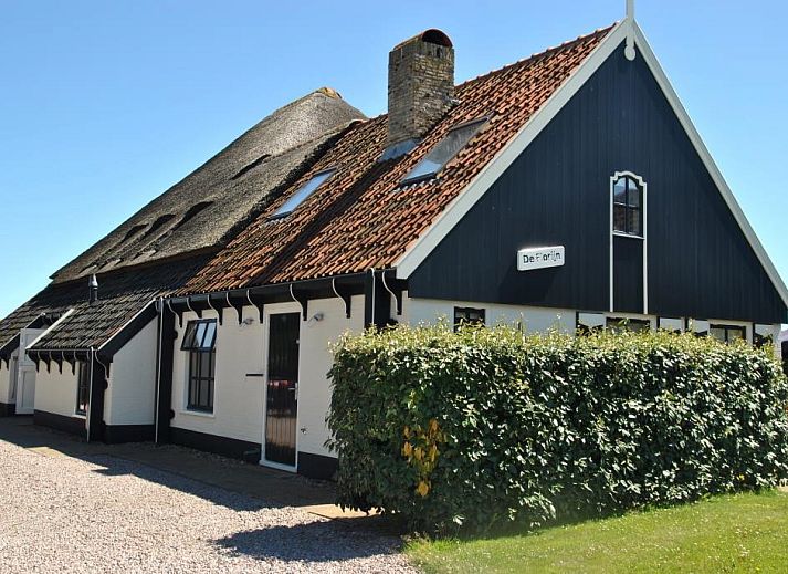Open kitchen and dining area in Gouden Rijder vacation home, Oosterend, Texel for a cozy meal.