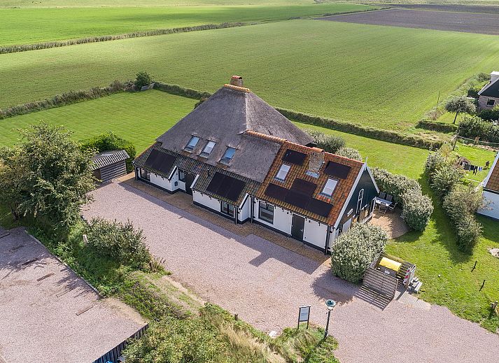 Bright sitting area in Gouden Rijder vacation home, Oosterend, Texel overlooking the garden.