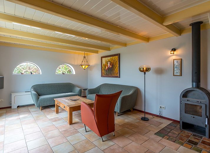 Aerial view of Zilverling vacation home in Oosterend, Texel, surrounded by green fields.