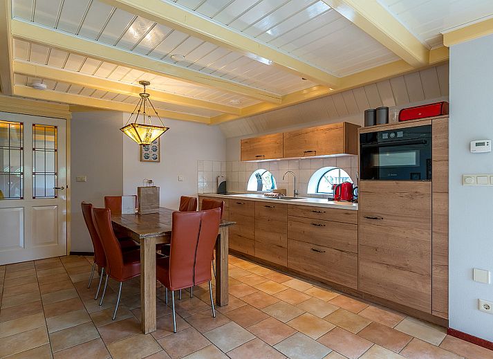 Aerial view of Zilverling vacation home in Oosterend, Texel, surrounded by green fields.