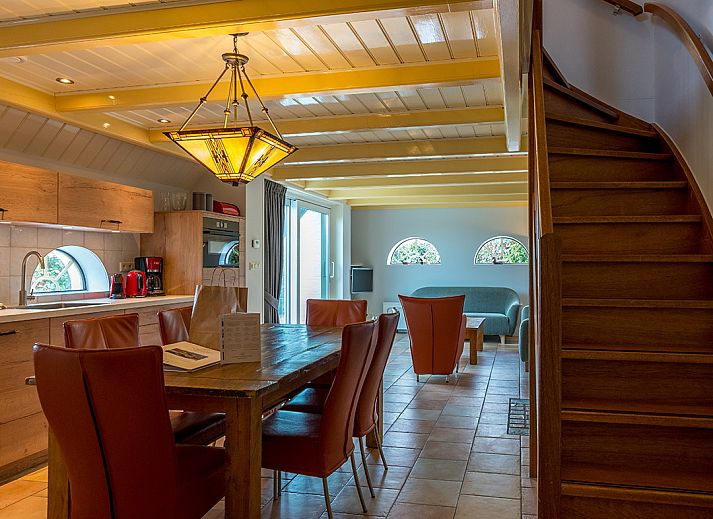 Aerial view of Zilverling vacation home in Oosterend, Texel, surrounded by green fields.