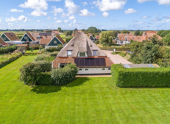 Cozy sitting area with fireplace in the Zilverling vacation home on Texel.