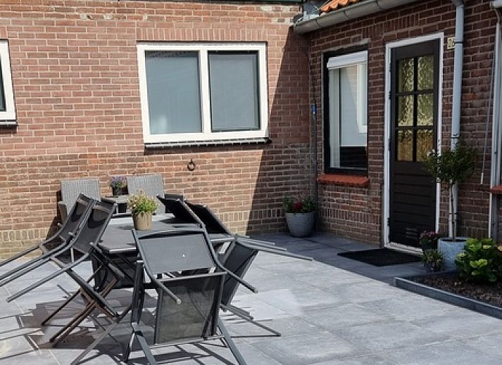 Schoene Umgebung des Ferienhauses Noordstar in Oosterend, Texel, mit weiten Feldern voller gelber Blumen.