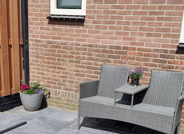 Schoene Umgebung des Ferienhauses Noordstar in Oosterend, Texel, mit weiten Feldern voller gelber Blumen.