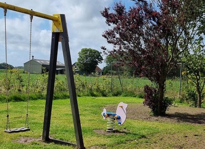 Atemberaubende Aussicht auf bluehende Tulpenfelder in der Naehe des North Star Ferienhauses in Oosterend, Texel, Watteninseln.
