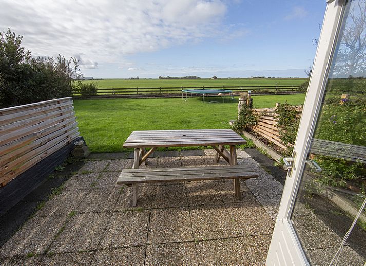 De Oostkaap - Tureluur vacation home in Oosterend, Texel with sunny terrace and green garden.