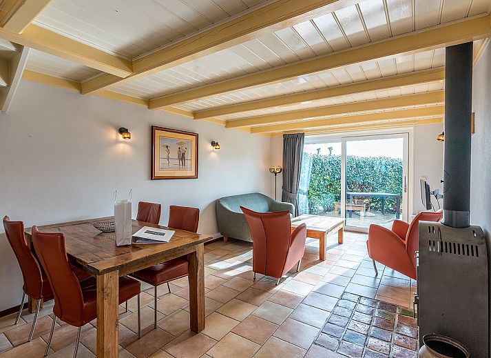 Luchtfoto van vakantiehuis Daalder in Oosterend, Texel, omgeven door weelderige groene velden.