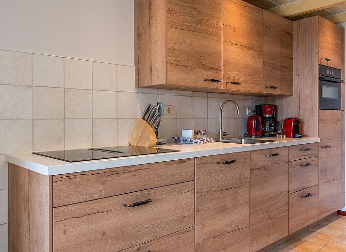 Luchtfoto van vakantiehuis Daalder in Oosterend, Texel, omgeven door weelderige groene velden.