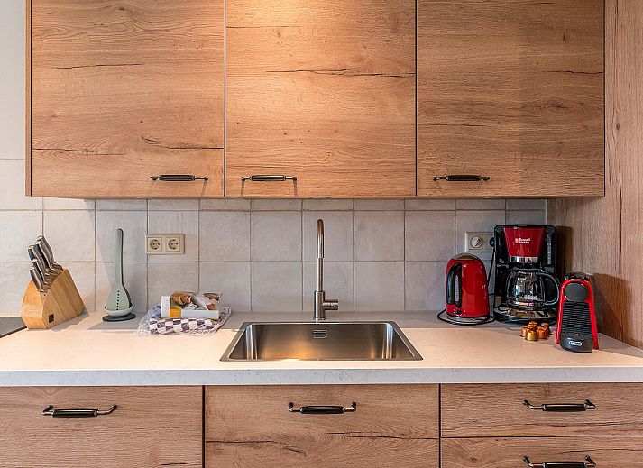 Luchtfoto van vakantiehuis Daalder in Oosterend, Texel, omgeven door weelderige groene velden.