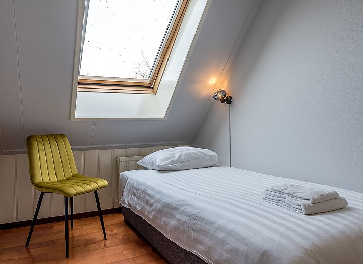 Gezellige woonkamer in Daalder vakantiehuis, Oosterend, Texel, met veel natuurlijk licht en comfortabele stoelen.