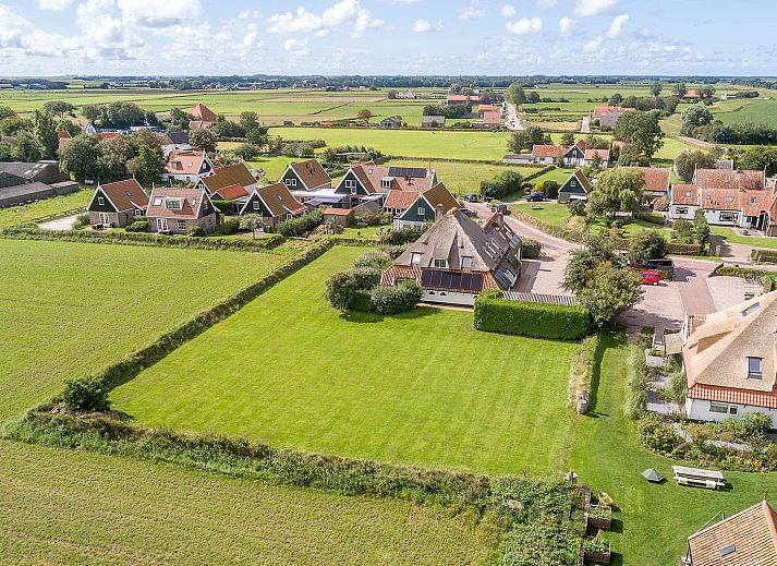 Moderne open keuken en eetruimte in Daalder vakantiehuis op Texel, ideaal voor gezellige maaltijden.
