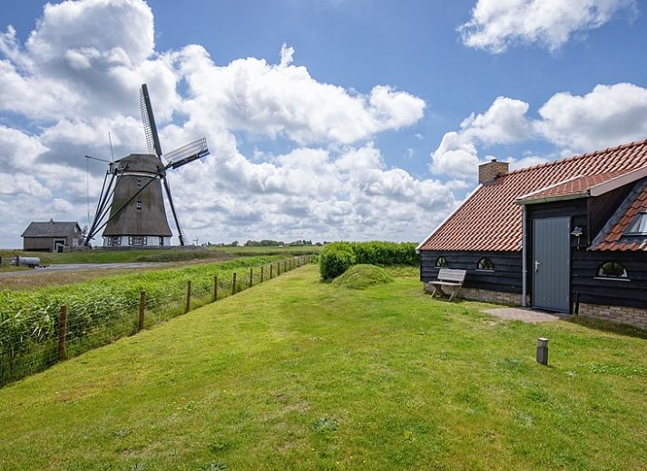 ZoWad - Muehlenhaus Beaufort, Ferienhaus in Oosterend Texel mit traditioneller Fassade und gruenem Garten.