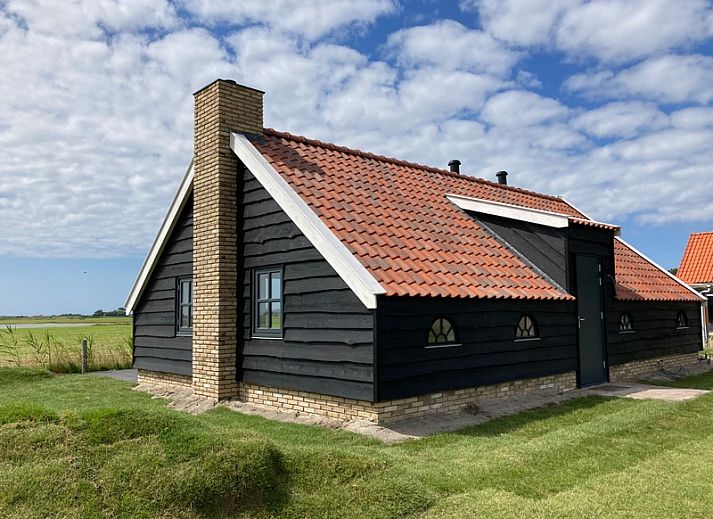 ZoWad - Muehlenhaus Beaufort, Ferienhaus in Oosterend Texel mit traditioneller Fassade und gruenem Garten.