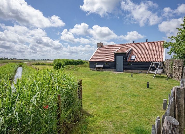 ZoWad - Muehlenhaus Beaufort, Ferienhaus in Oosterend Texel mit traditioneller Fassade und gruenem Garten.