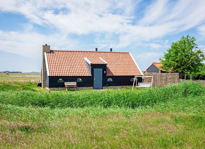 ZoWad - Muehlenhaus Beaufort, Ferienhaus in Oosterend Texel mit traditioneller Fassade und gruenem Garten.