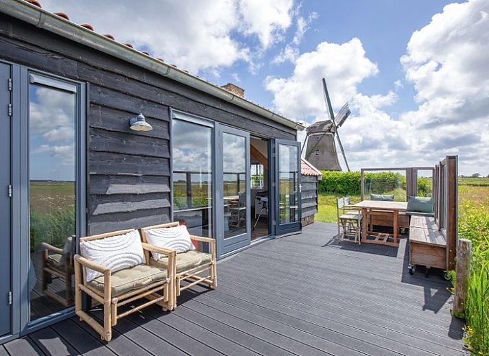 Blick auf die Windmuehle und ZoWad - Muehlenhaus Beaufort, Ferienhaus in Oosterend Texel, umgeben von Natur.