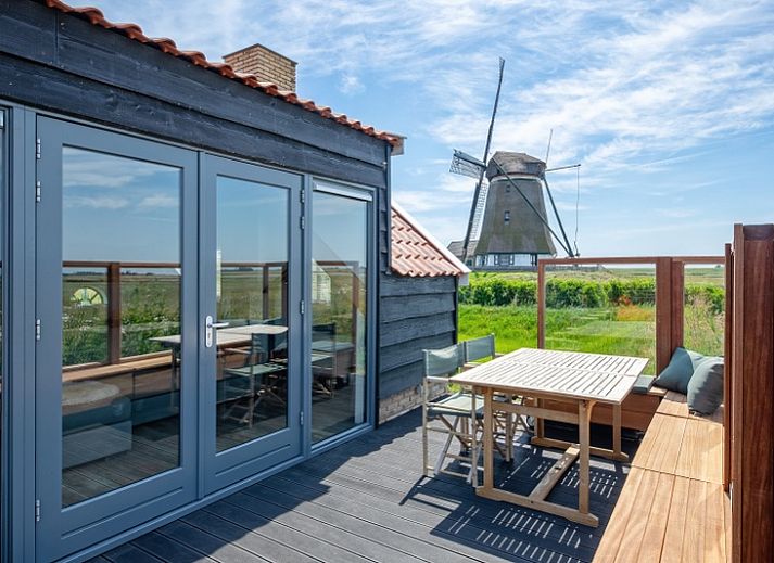 Blick auf die Windmuehle und ZoWad - Muehlenhaus Beaufort, Ferienhaus in Oosterend Texel, umgeben von Natur.