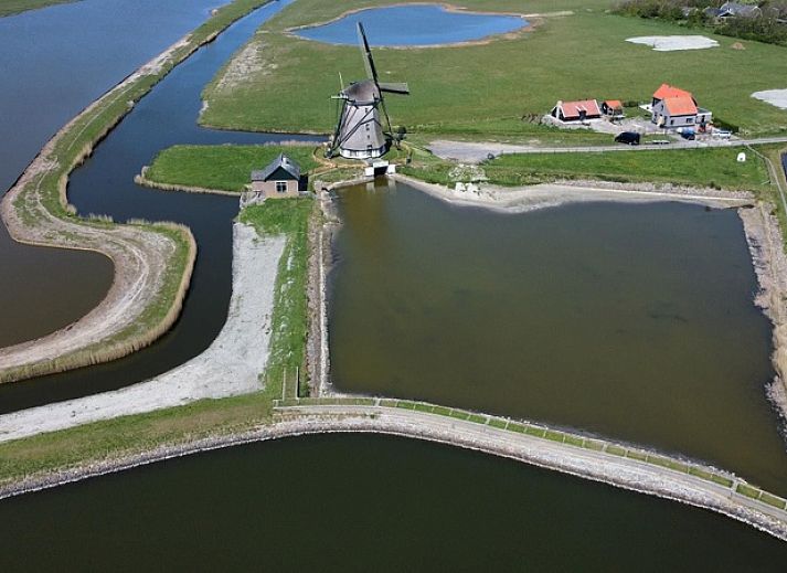 Blick auf die Windmuehle und ZoWad - Muehlenhaus Beaufort, Ferienhaus in Oosterend Texel, umgeben von Natur.