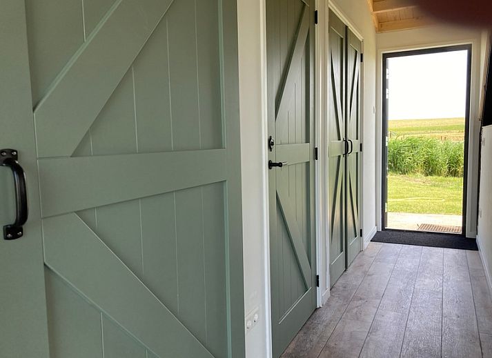 Blick auf die Windmuehle und ZoWad - Muehlenhaus Beaufort, Ferienhaus in Oosterend Texel, umgeben von Natur.
